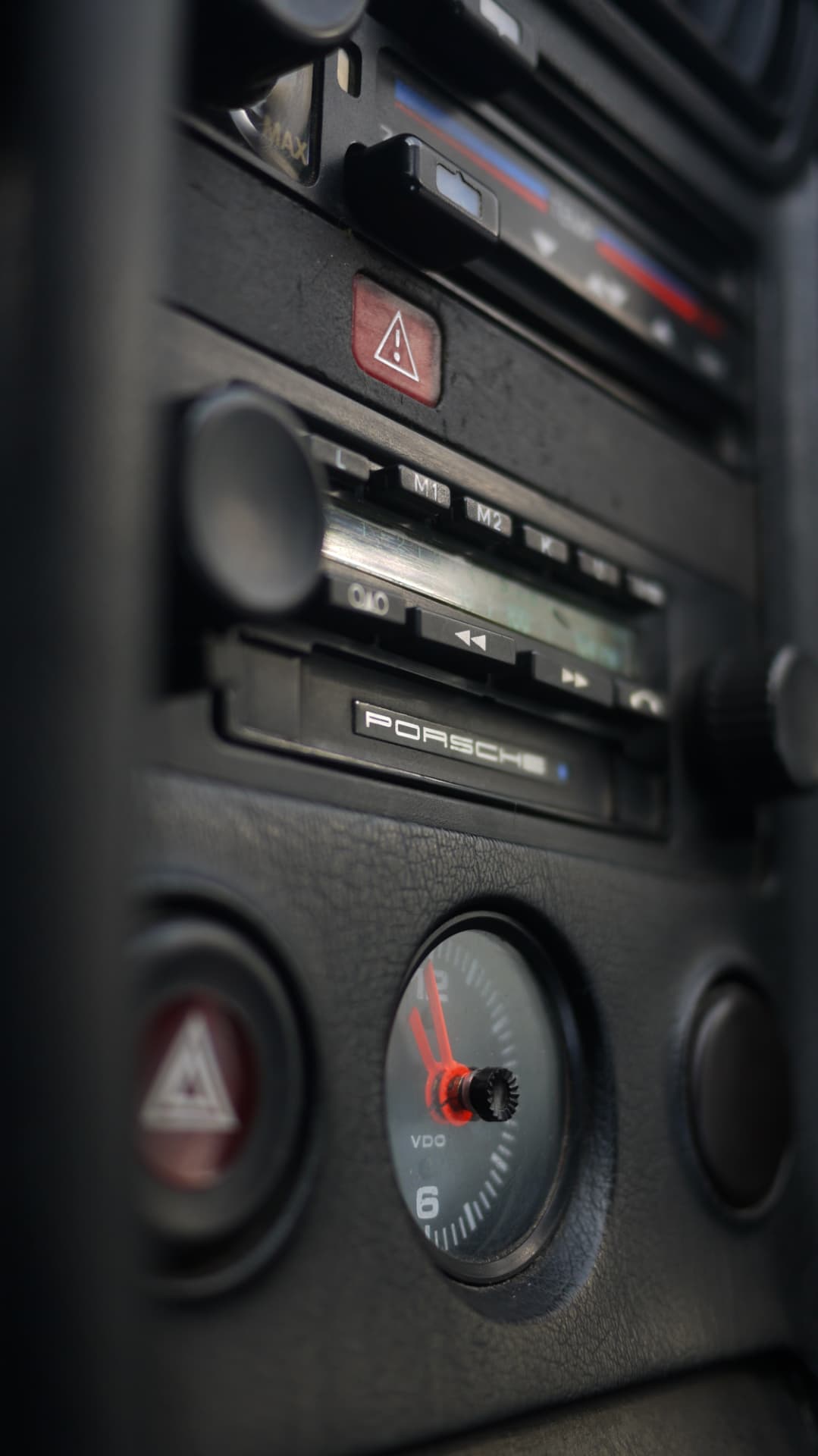 Centre console with the original Porsche radio