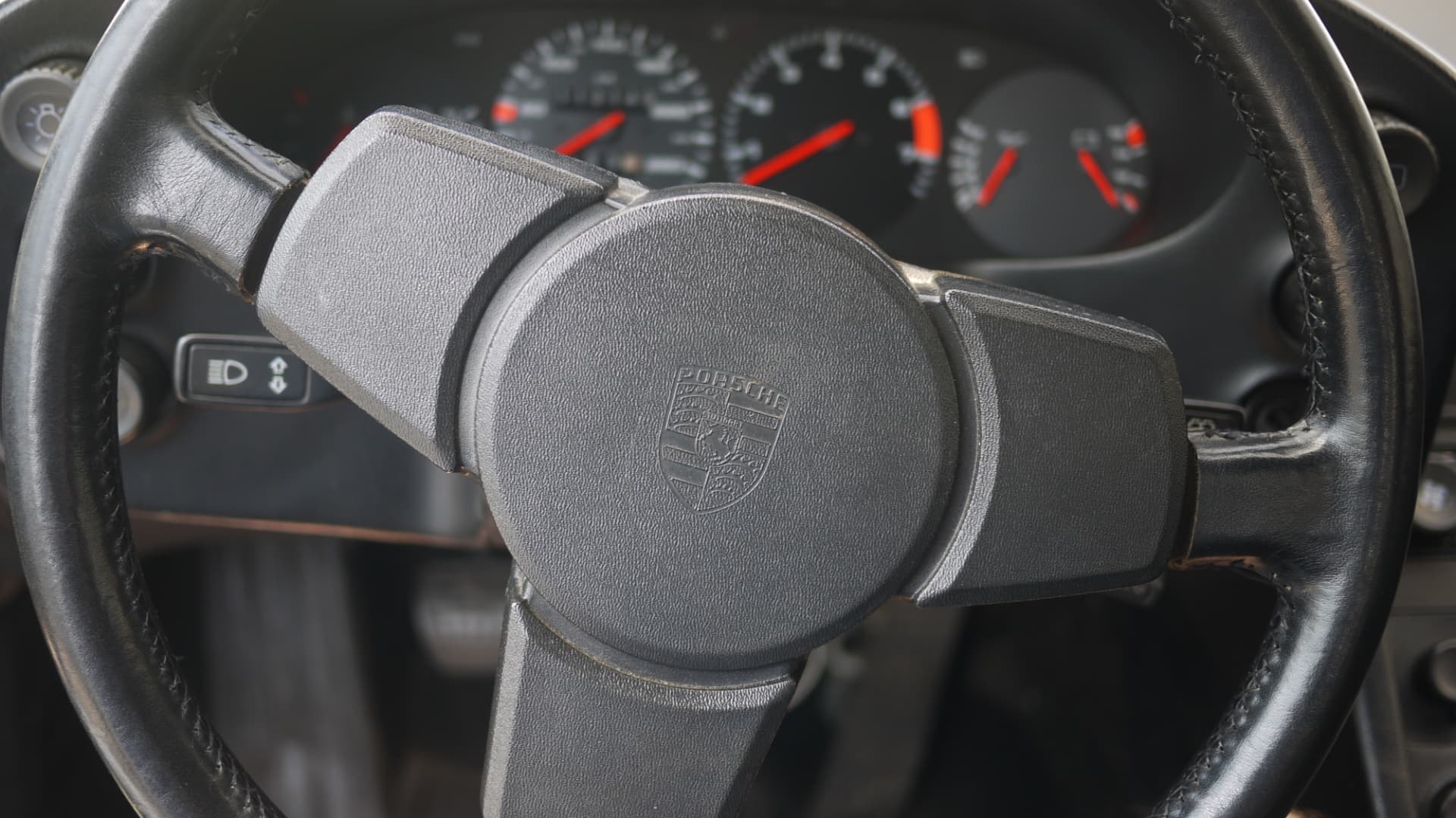 Steering wheel and instrument binnacle