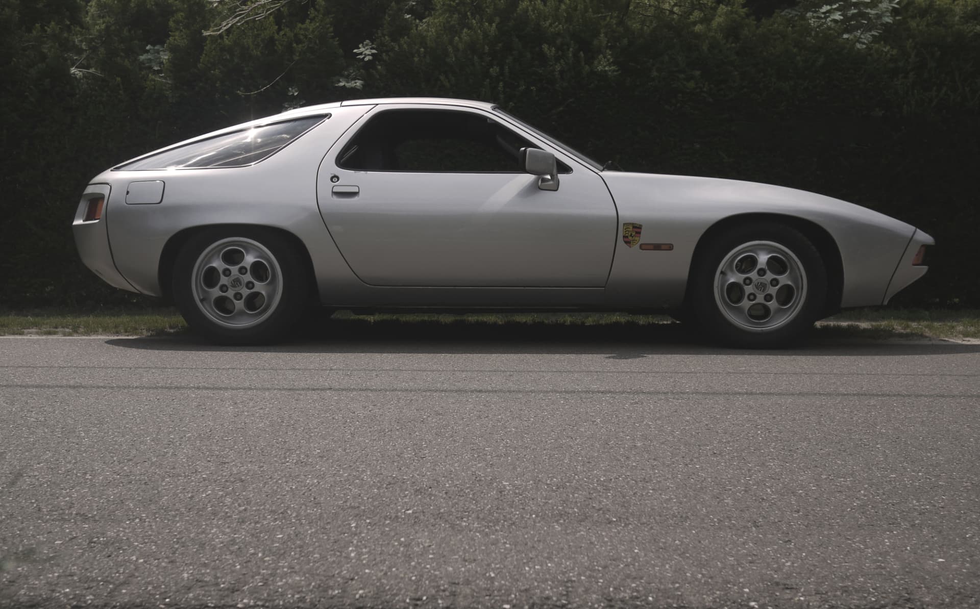 Side profile of the silver Porsche 928